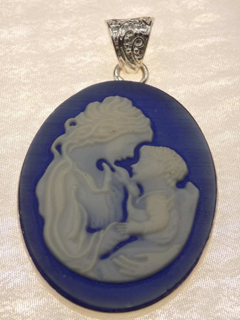 Beautiful Italian cameo Mother of Mary sterling silver pendant (1 of 5)