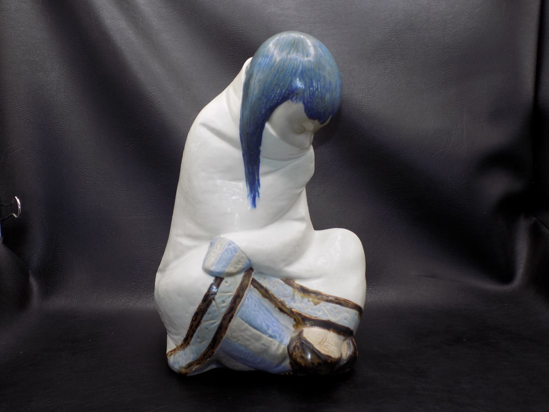 Large midcentury Lladro Gres Eskimo girl sleeping figurine (1 of 10)