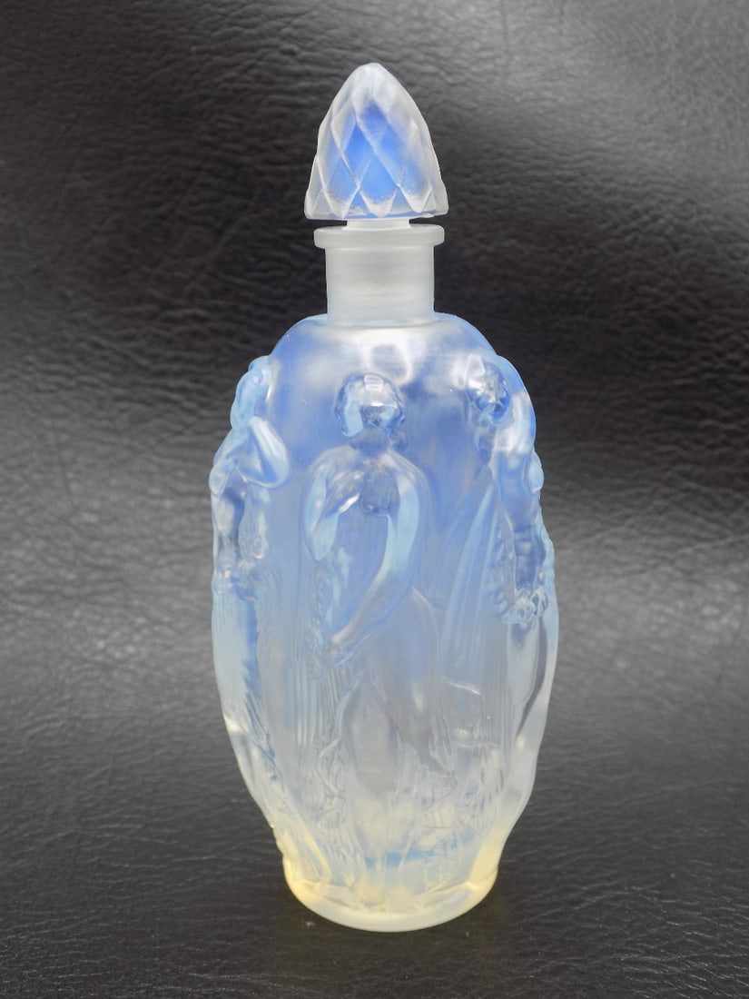 Beautiful vintaged signed Sabino art glass perfume bottle with three dimensional nudes.: Beautiful vintaged signed Sabino art glass perfume bottle with three dimensional nudes. Signed as shown in photo. Beautiful colors. In very good original as found condition. Great quality and