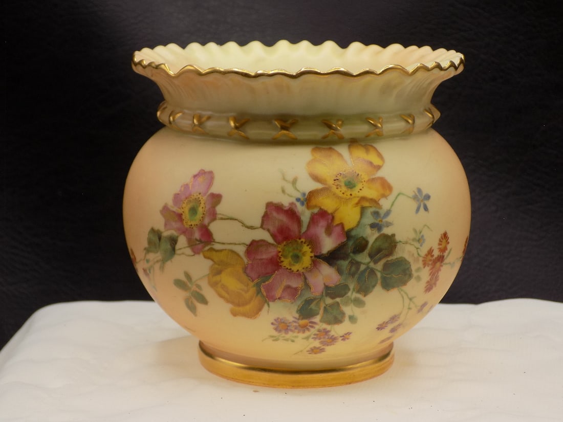 Antique Royal Worcester hand decorated vase: Antique Royal Worcester hand decorated vase. Marked on bottom as shown in photo. Matches lot 30. Beautiful colors. In very good original as found condition. Great quality and detail. 3 3/8 inches tall