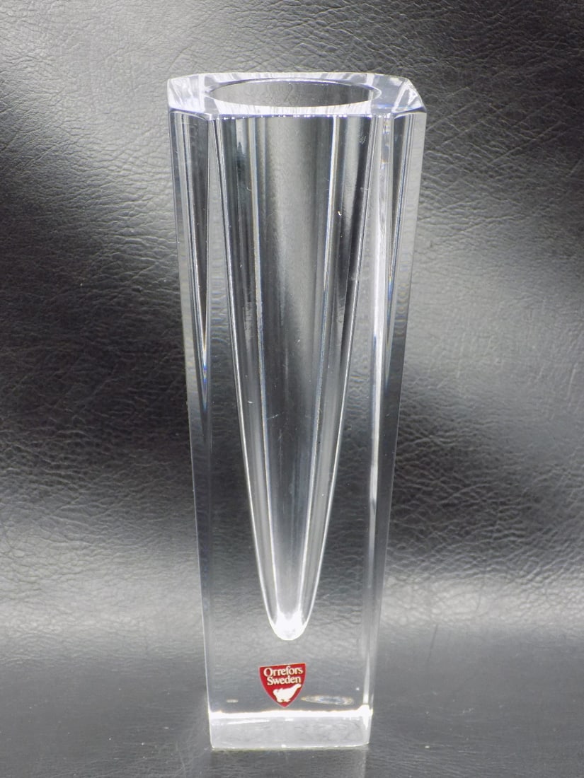 Midcentury modern Orrefors Odyssey Sweden signed art glass vase: Midcentury modern Orrefors Odyssey Sweden signed art glass vase. Designed by Lars Hellsten. Signed as shown in photo. Beautiful colors. In very good original as found condition. Great quality