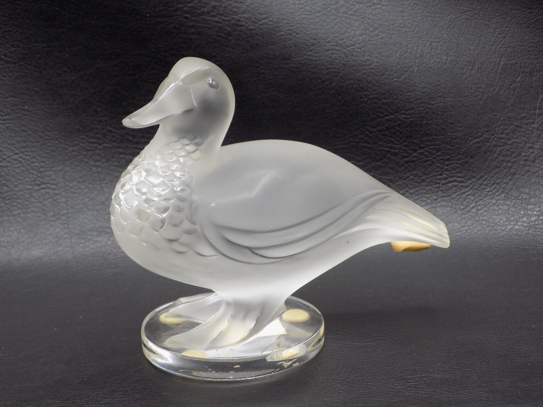 Vintaged signed Lalique art glass duck in original box: Vintaged signed Lalique art glass duck in original box. Signed as shown in photo. Beautiful colors. In very good original as found condition. Great quality and detail. Duck is 4 5/8 inches tall