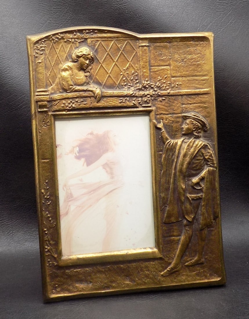 Ornate Victorian style 3 dimensional figural picture frame: Ornate Victorian style 3 dimensional figural picture frame. Beautiful colors. In very good original as found condition. Great quality and detail. 9 7/8 inches x 6 7/8 wide. For in house