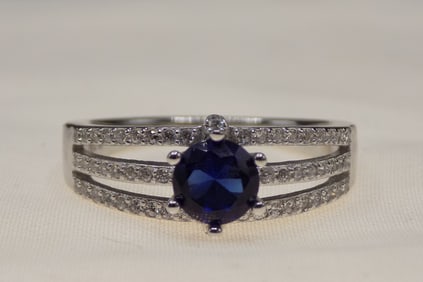Beautiful 2 cwt blue sapphire and topaz sterling silver ring sapphire