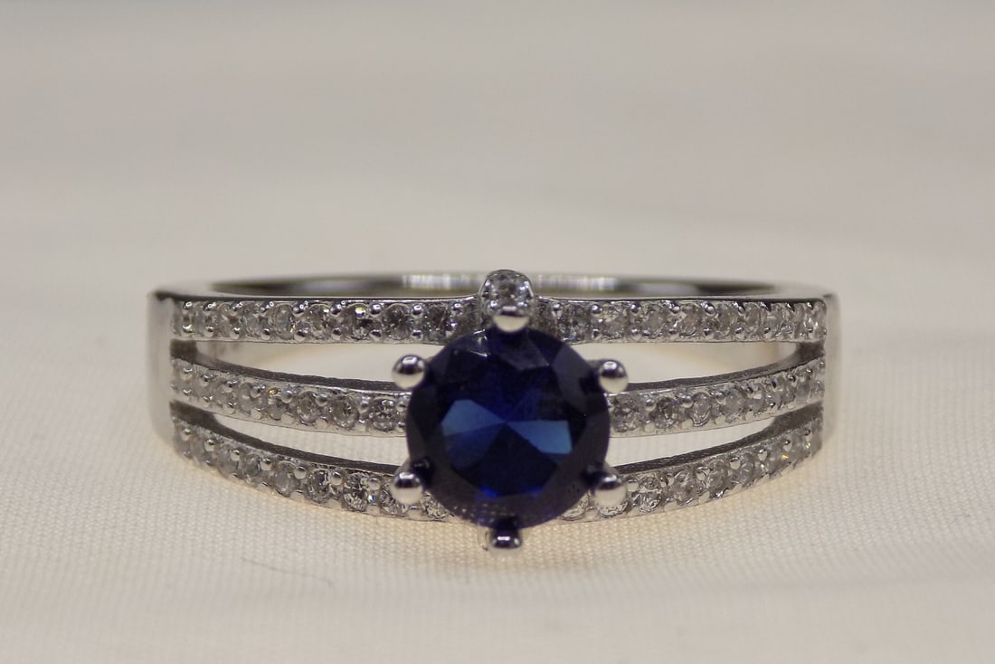 Beautiful 2 cwt blue sapphire and topaz sterling silver ring sapphire: Beautiful 2 cwt blue sapphire and topaz sterling silver ring sapphire. Lab created. Size 8. For in house shipping, please call Mike at Thriftiques 319-321-0613.