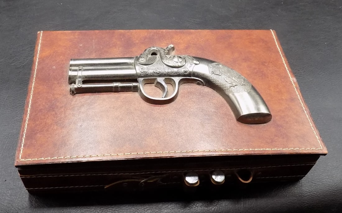 Elaborate high end vintage traveling boxed set for gamblers (1 of 5)