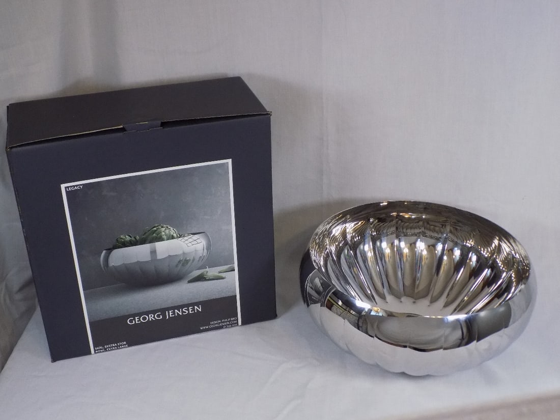 Elegant Georg Jensen Denmark center bowl with original box: Elegant Georg Jensen Denmark center bowl with original box. Marked on bottom as shown in photo. Appears to never used. In very good original as found condition. Great quality and detail. 12 ½ w