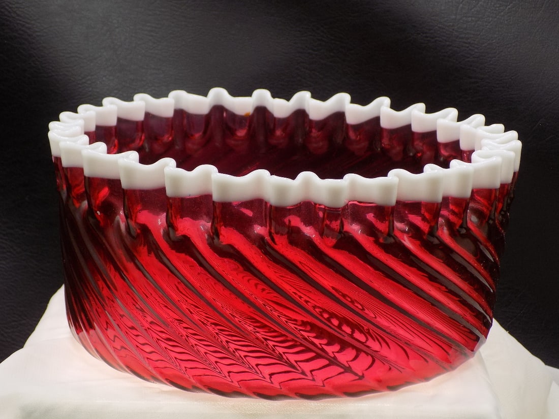 Antique Hobbs Brockunier and Co. cranberry swirl with white ruffle art glass bowl: Antique Hobbs Brockunier and Co. cranberry swirl with white ruffle art glass bowl. Beautiful colors. In very good original as found condition. Great quality and detail. 3 ¾ inches tall x 8 &fra