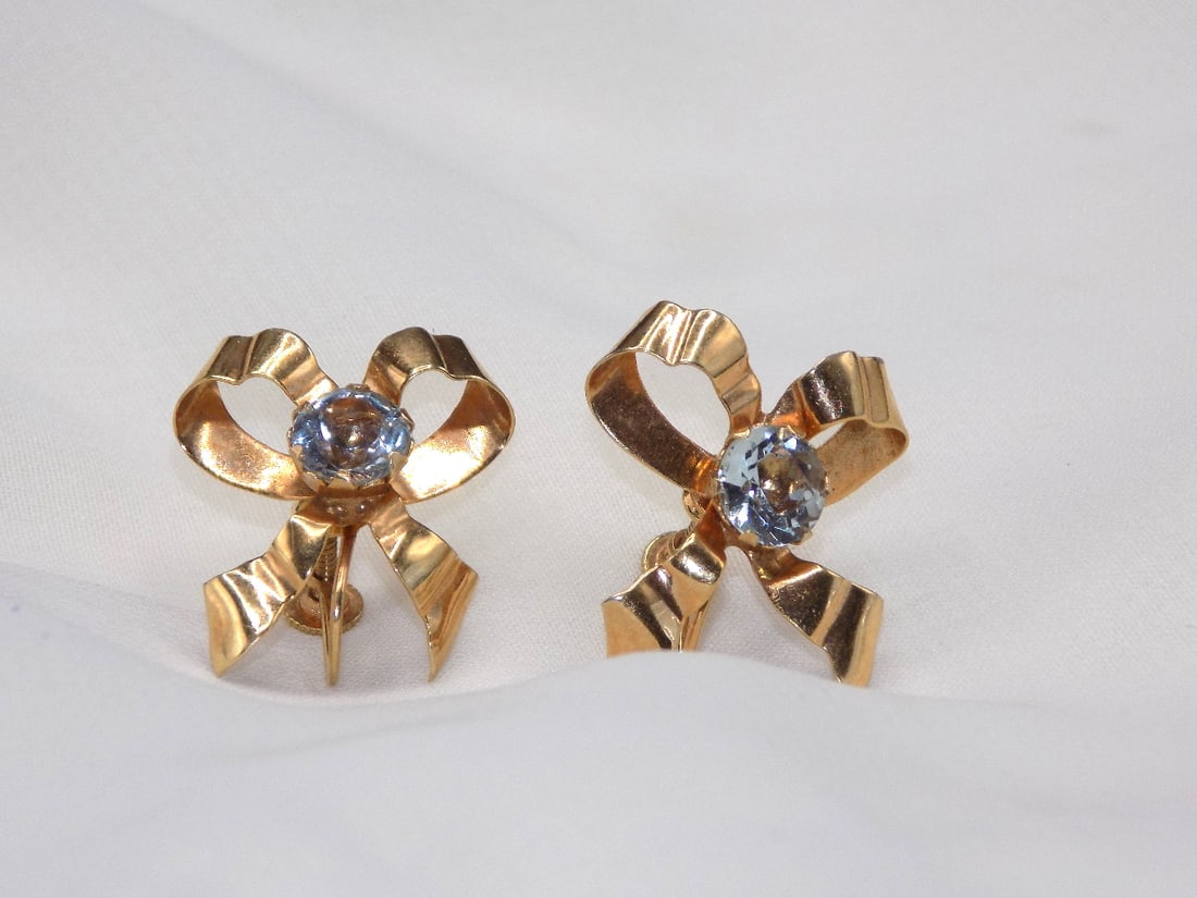 Vintage 10k gold aquamarine earrings: Vintage 10k gold aquamarine earrings. Marked as shown in photo. 3 grams total weight. Beautiful colors. In very good original as found condition. Great quality and detail. For in house shipping, pleas