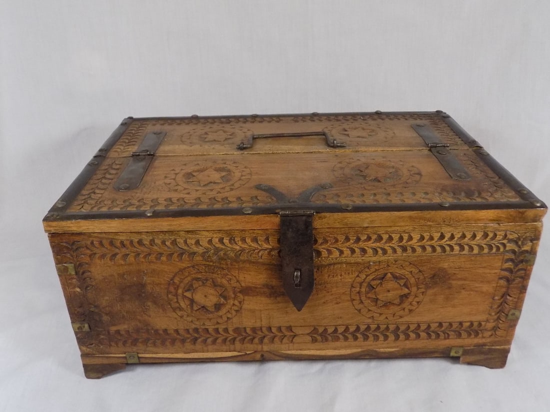 1800’s carved folk art deed or trinket box (1 of 7)