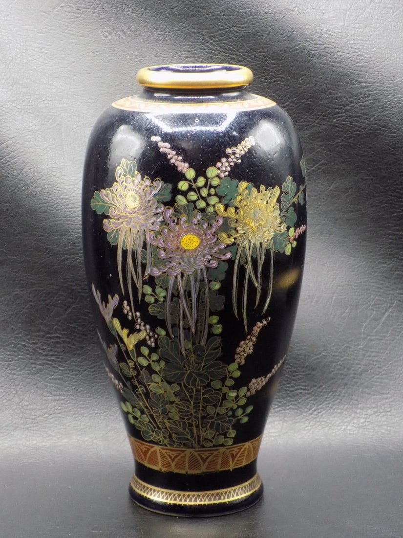 Meiji period decorated Japanese satsuma vase (1 of 7)
