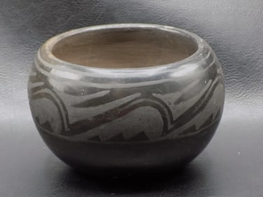 Vintage Native American Indian Santa Clara Pueblo pottery vase