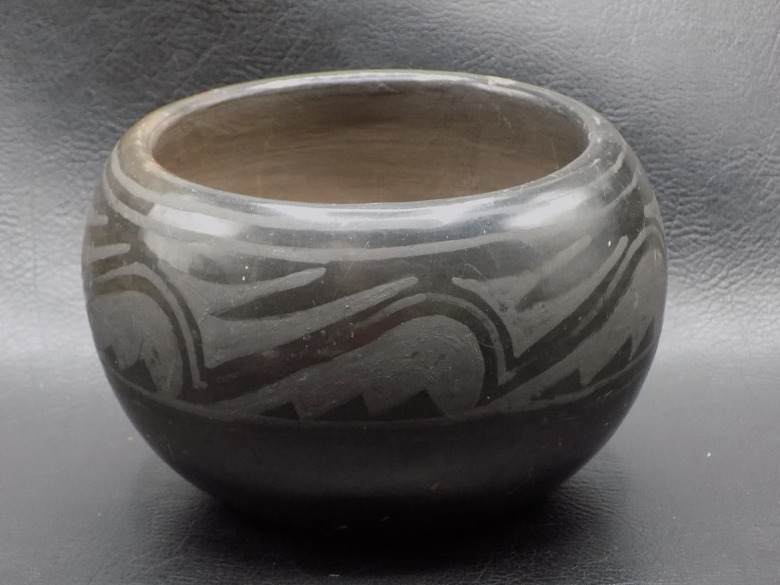 Vintage Native American Indian Santa Clara Pueblo pottery vase (1 of 6)