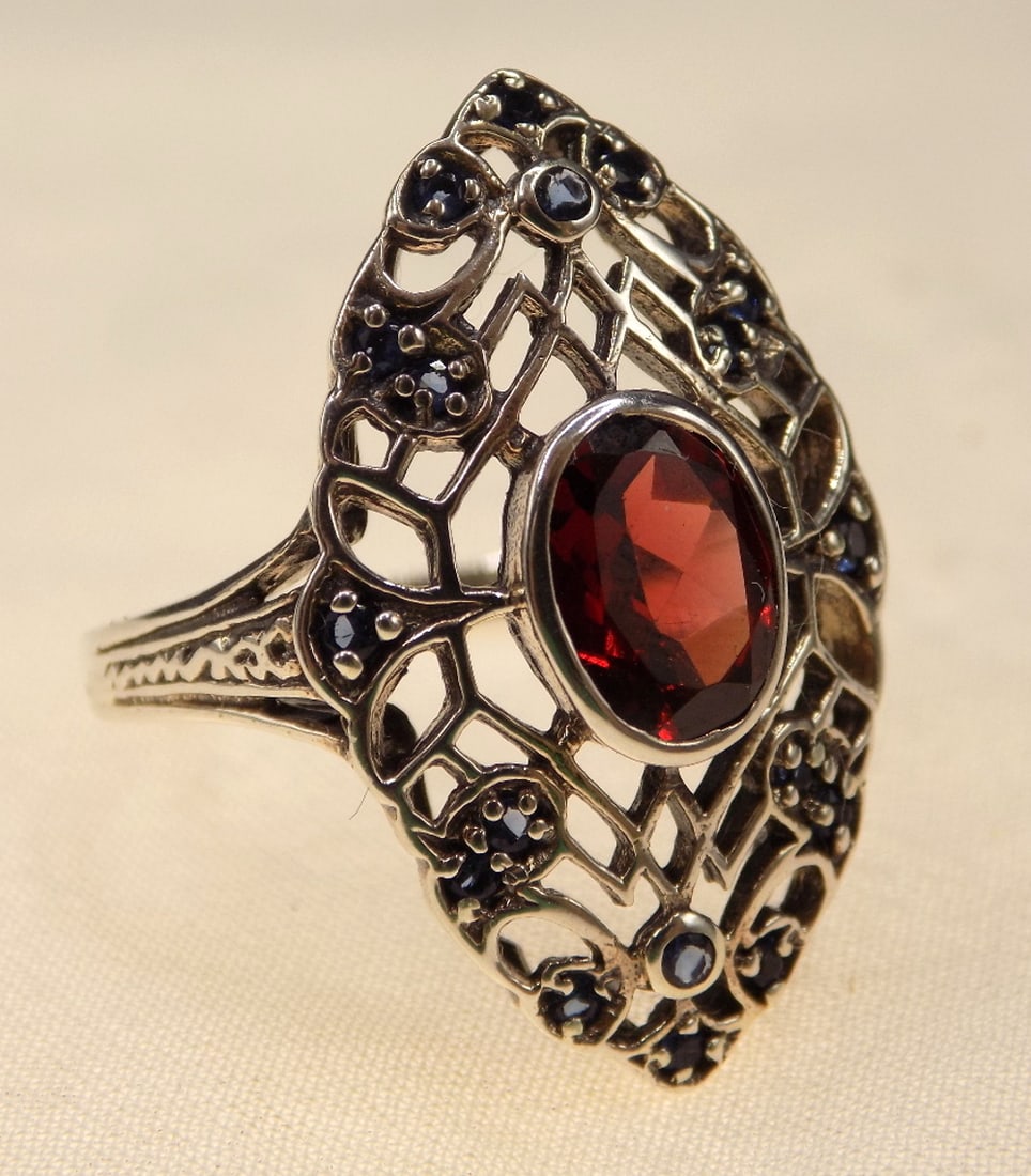 Beautiful 3 cwt garnet and sapphire sterling silver ring (1 of 4)