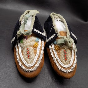 Antique Native American Indian beaded Iroquois moccasins