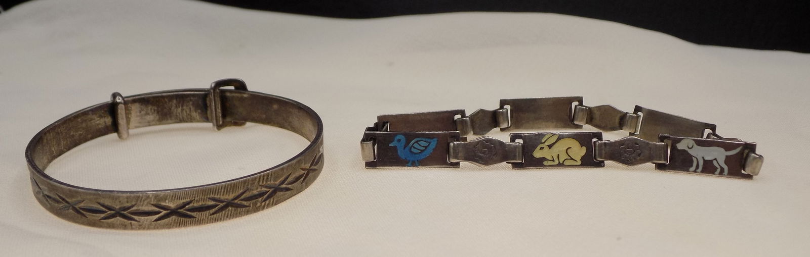 Two vintage sterling silver children’s bracelets (1 of 8)