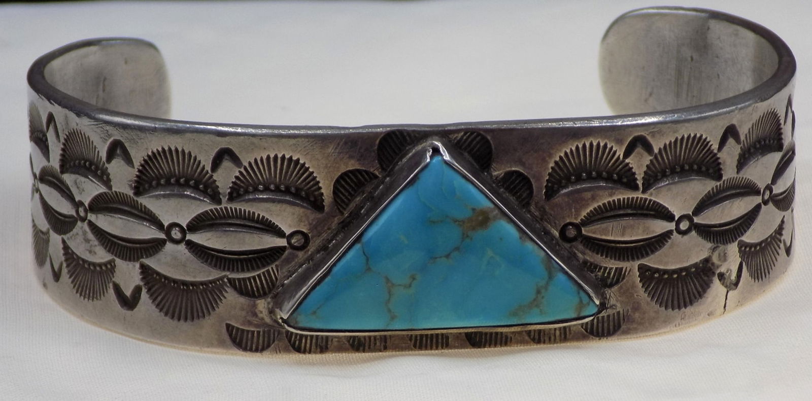 Vintage Native American Indian Navajo sterling silver and turquoise bracelet (1 of 6)