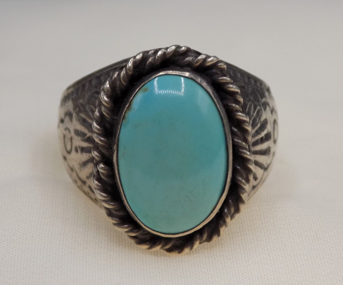 Vintage turquoise and sterling silver ring. (1 of 7)