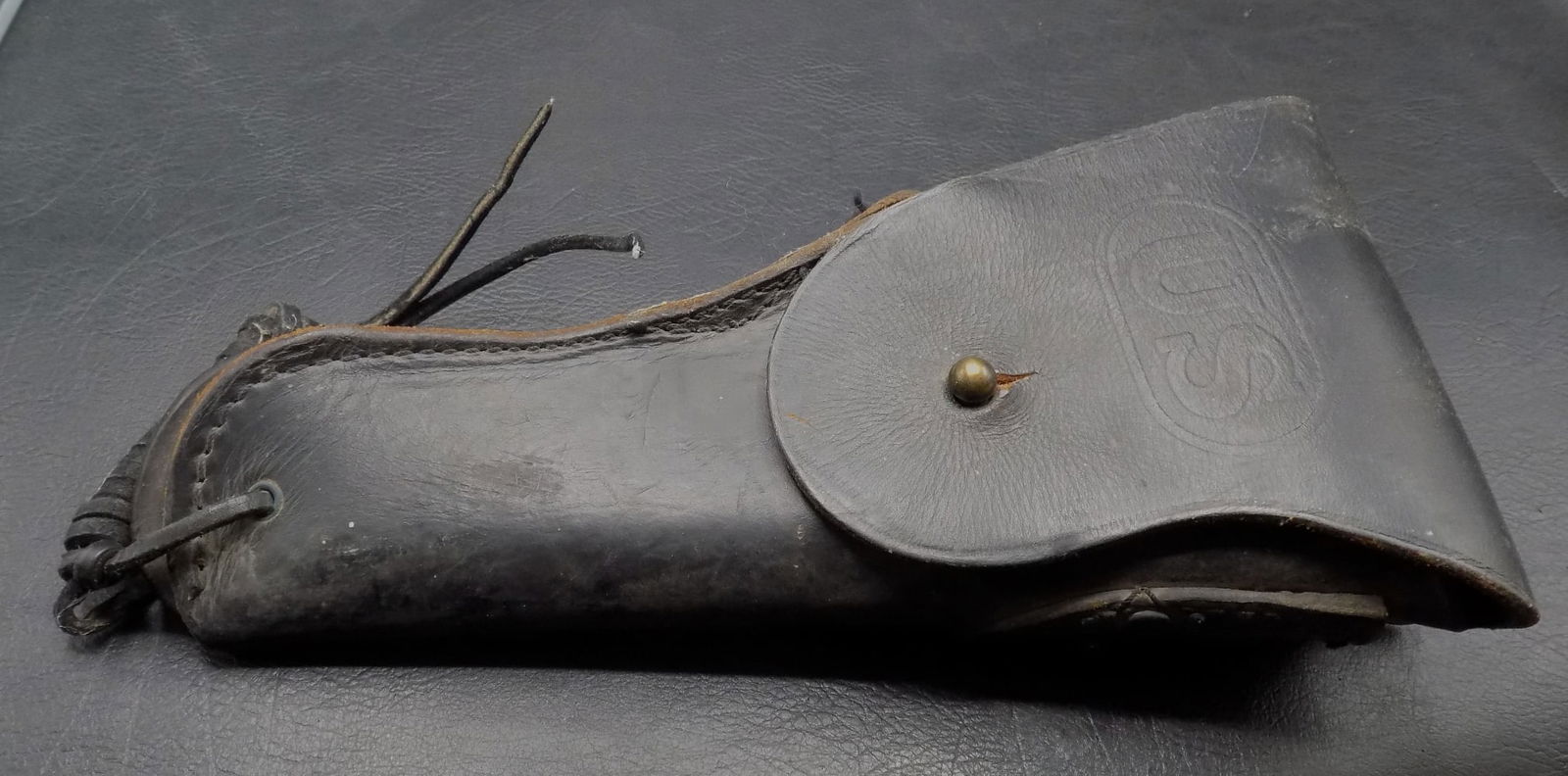 1916 US military issue holster for Colt 1911 .45 cal pistol: 1916 US military issue holster for Colt 1911 .45 cal pistol. Produced for many decades. In very good original as found condition. Great quality and detail. 10 ½ inches long. For in house shippi