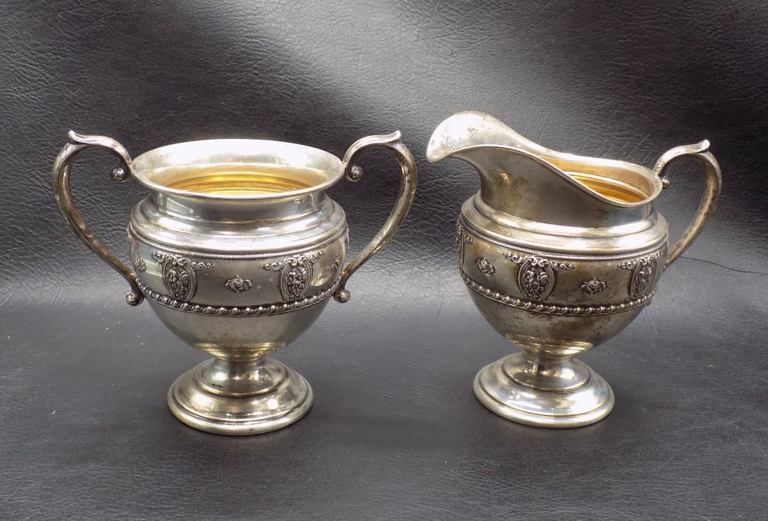 Sterling silver creamer and sugar: Sterling silver creamer and sugar. sugar 112 g creamer 112 g . Beautiful colors. In very good original as found condition. Great quality and detail. For in house shipping, please call Mike at