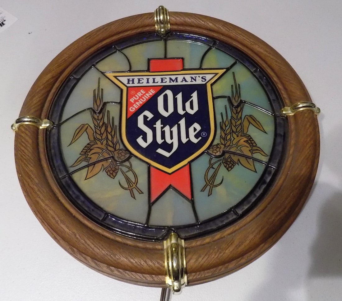 Vintage Old Style electric pub advertising sign: Vintage Old Style electric pub advertising sign. Lights up as shown in photo. 17 inches wide. Beautiful colors. In very good original as found condition. Great quality and detail. For in house