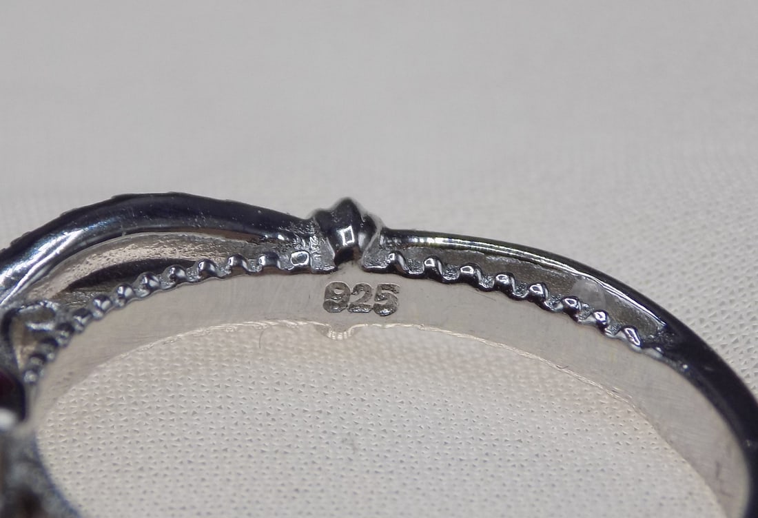 Beautiful 2 cwt ruby sterling silver ring - 4