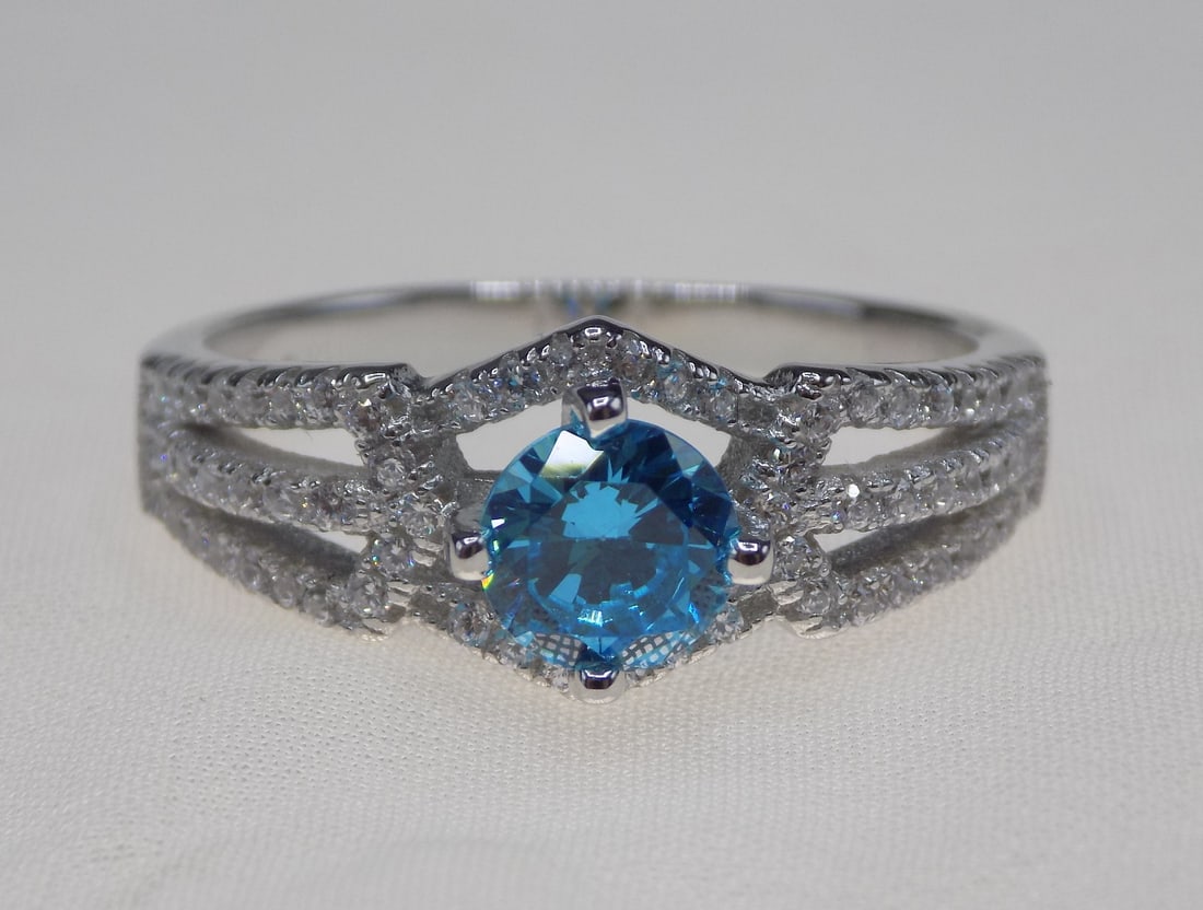 Beautiful 2 cwt blue and white topaz sterling silver ring (1 of 4)
