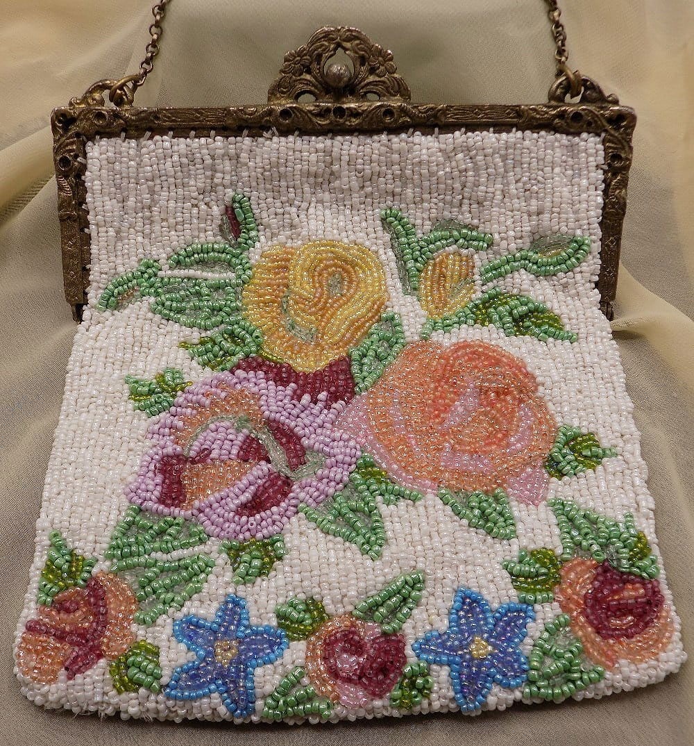 Beautiful vintage beaded purse. Ornate brass frame (1 of 8)