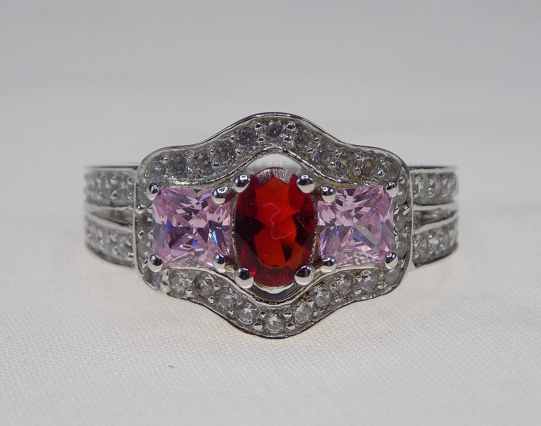 Beautiful 3cwt fire garnet and pink sapphire sterling silver ring: Beautiful 3cwt fire garnet and pink sapphire sterling silver ring. Size 7. For in house shipping, please call Mike at Thriftiques 319-321-06132