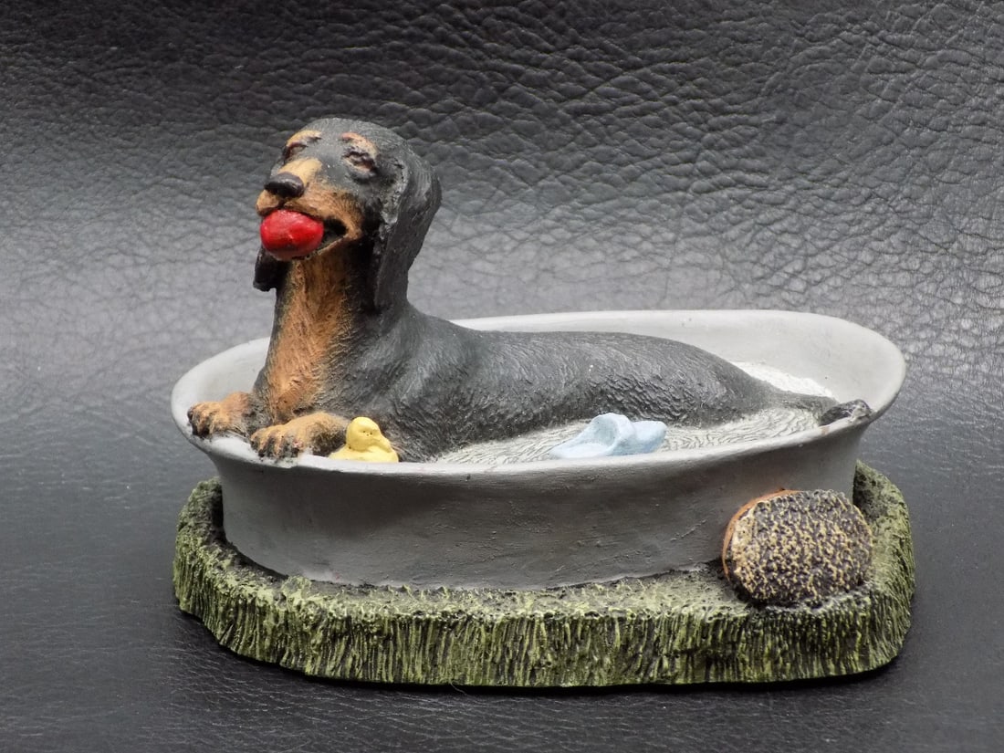 Cute dachshund dog figural cold bronze cast paperweight: Cute dachshund dog figural cold bronze cast paperweight. Marked on bottom as shown in photo. Beautiful colors. In very good original as found condition. Great quality and detail. 2 ½ inches tal