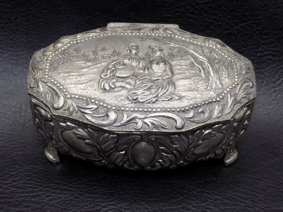 Fancy decorated jewelry box (1 of 7)