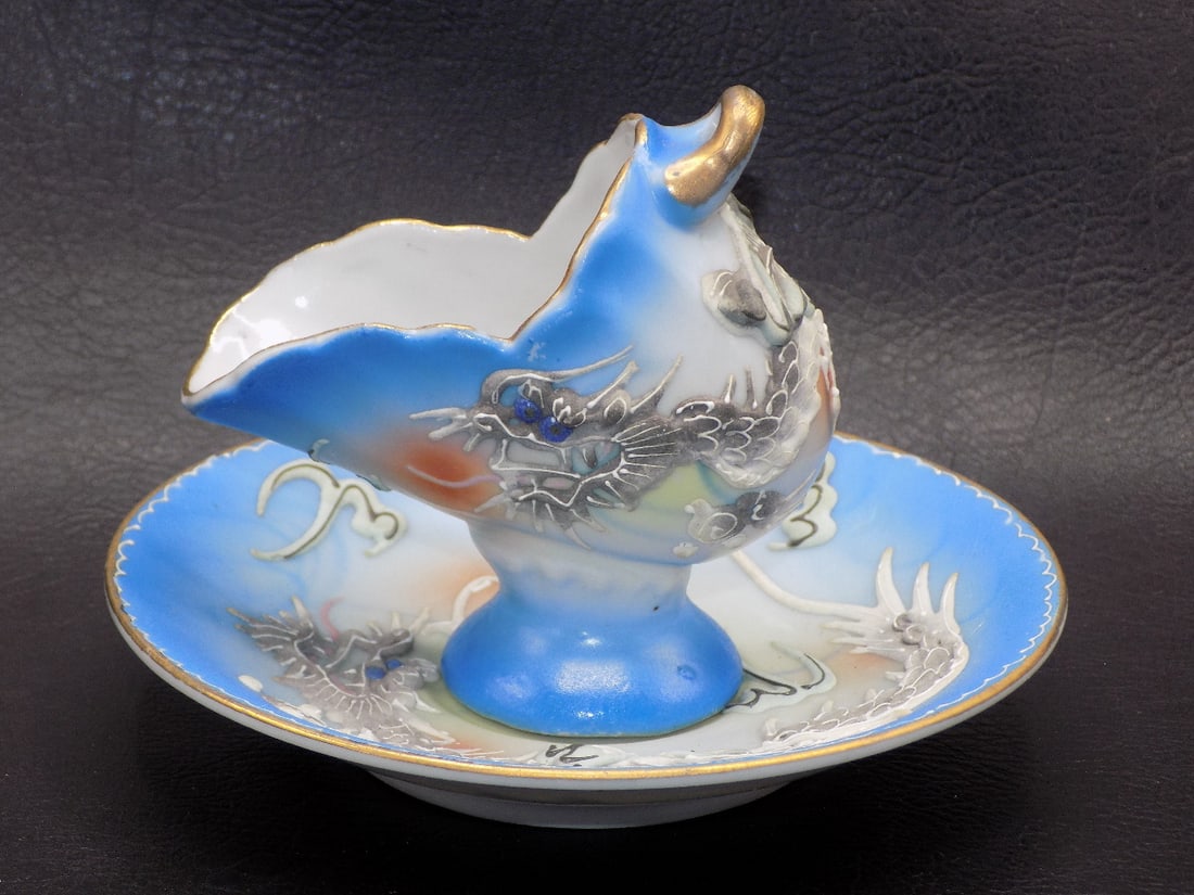 Vintage Moriage Dragon Ware sugar hod and underplate: Vintage Moriage Dragon Ware sugar hod and underplate. Beautiful colors. In very good original as found condition. Great quality and detail. Underplate 4 ¾ wide. For in house shipping, please ca