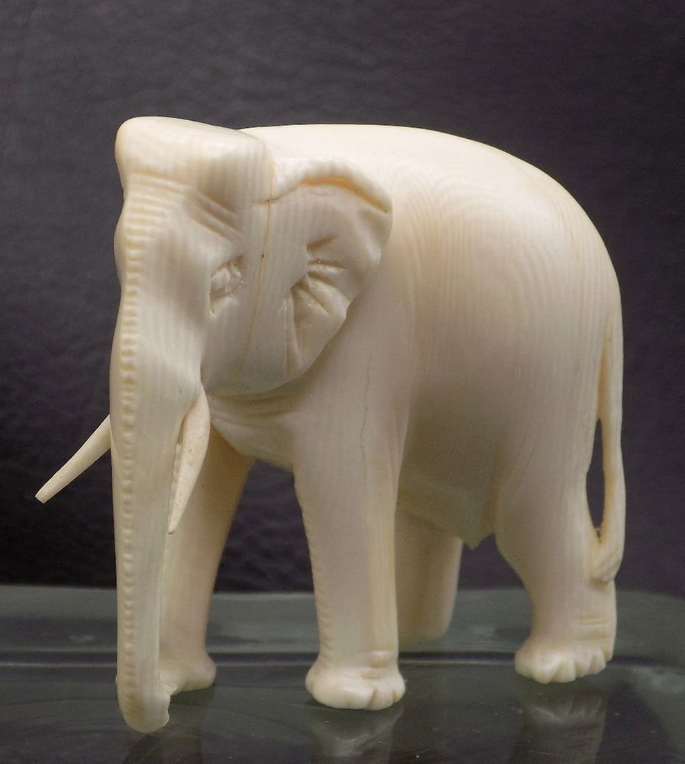 Vintage Oriental carved elephant: Vintage Oriental carved elephant. Beautiful carving. Beautiful colors. In very good original as found condition. Great quality and detail. 1 7/8 inches tall x 2 1/8 inches long. No shipping outside of