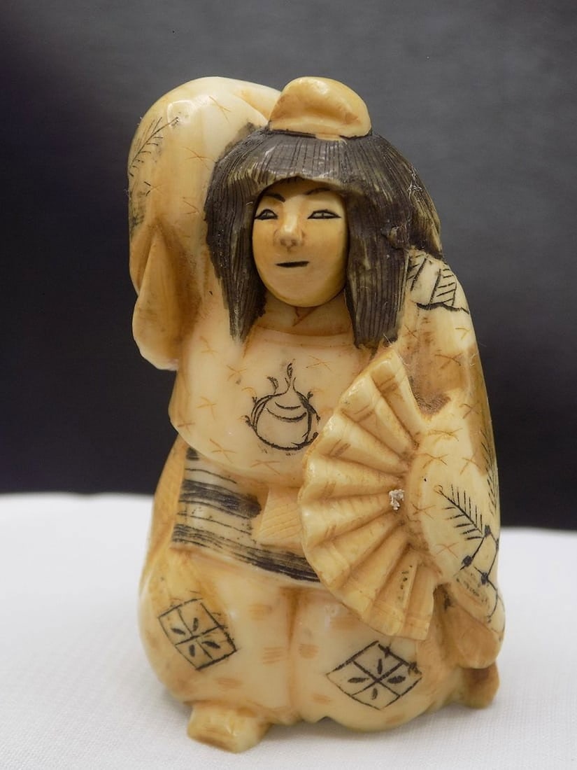 Fine vintage carved Oriental Netsuke with rotating face: Fine vintage carved Oriental Netsuke with rotating face. Artist signed on bottom as shown in photo. In very good original as found condition. Great quality and detail. 2 1/8 inches tall. No shipping o