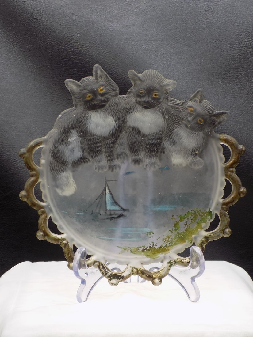 Vintage delightful decorated three cats plate: Vintage delightful decorated three cats plate. Three dimensional cats. Sailboat on lake. In very good original as found condition. Great quality and detail. 7 ¼ wide. For in house shipping, ple