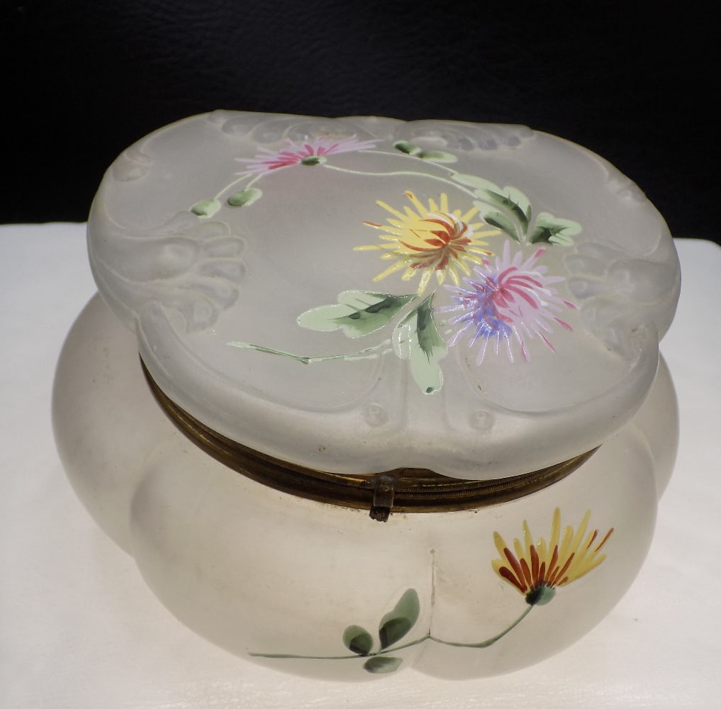 Nicely floral decorated antique art glass jewelry box: Nicely floral decorated antique art glass jewelry box. Beautiful colors. In very good original as found condition. Great quality and detail. 3 3/8 inches tall x 5 x 5 wide near center. For in house sh