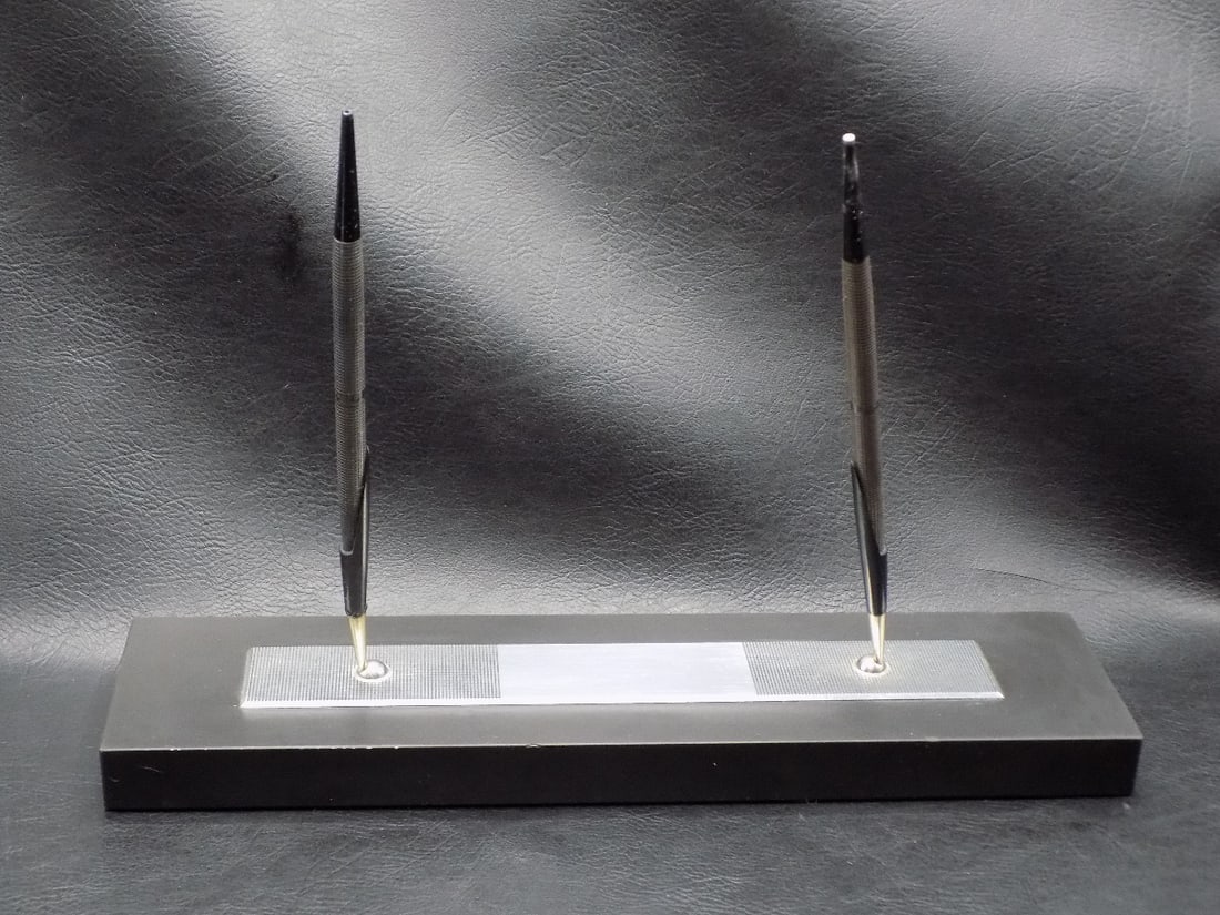 Vintage Parker Classic double desk pen set with matching pens: Vintage Parker Classic double desk pen set with matching pens. Marked Parker as shown in photos. Sterling barrel pens. Stainless steel base. In very good original as found condition. Great quality and