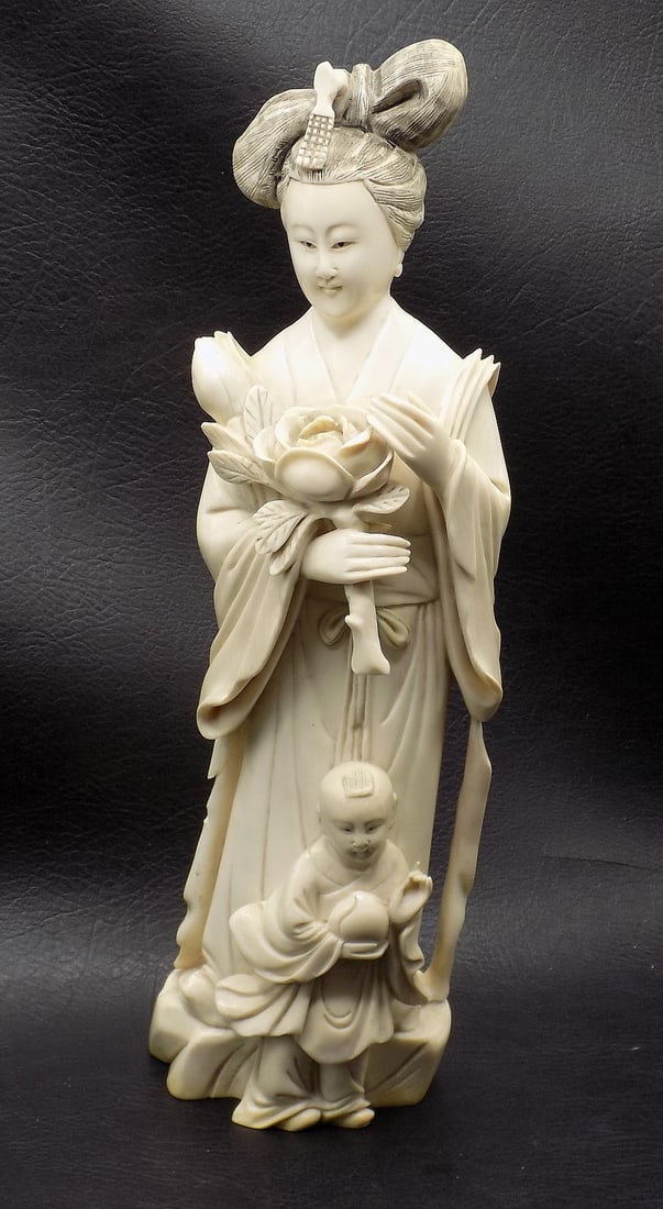 Highly carved Oriental figure artist signed: Highly carved Oriental figure artist signed. Marked as shown in photo. Great quality and detail. In very good original as found condition. 10 1/8 inches tall. For in house shipping, please call Mike a