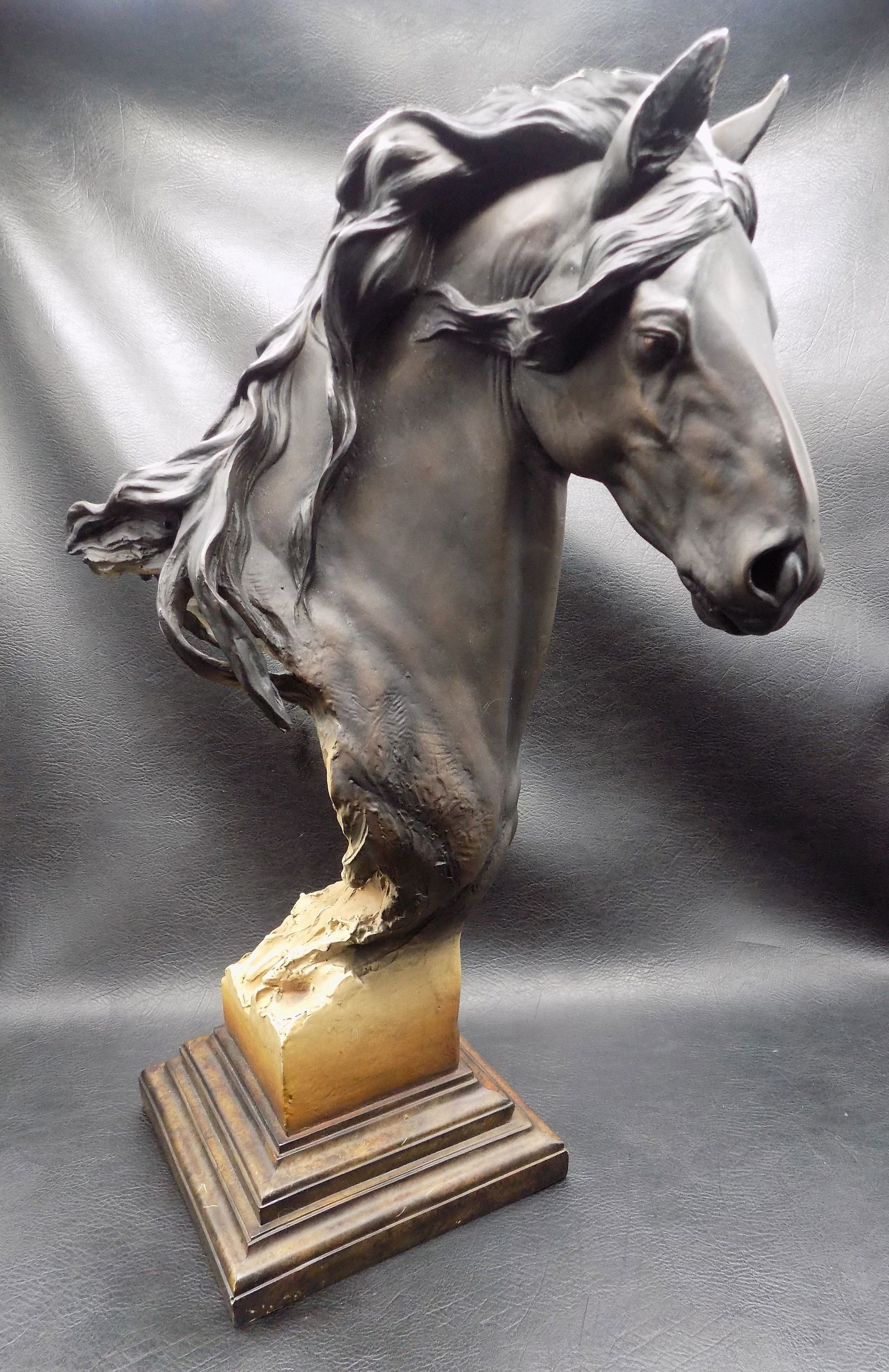 Great vintage horse head sculptor artist signed Mill Creek Studios: Great vintage horse head sculptor artist signed Mill Creek Studios. Marked on bottom as shown in photos. Cold cast in porcelain. Alabaster powders and resins. In very good original as found condition.