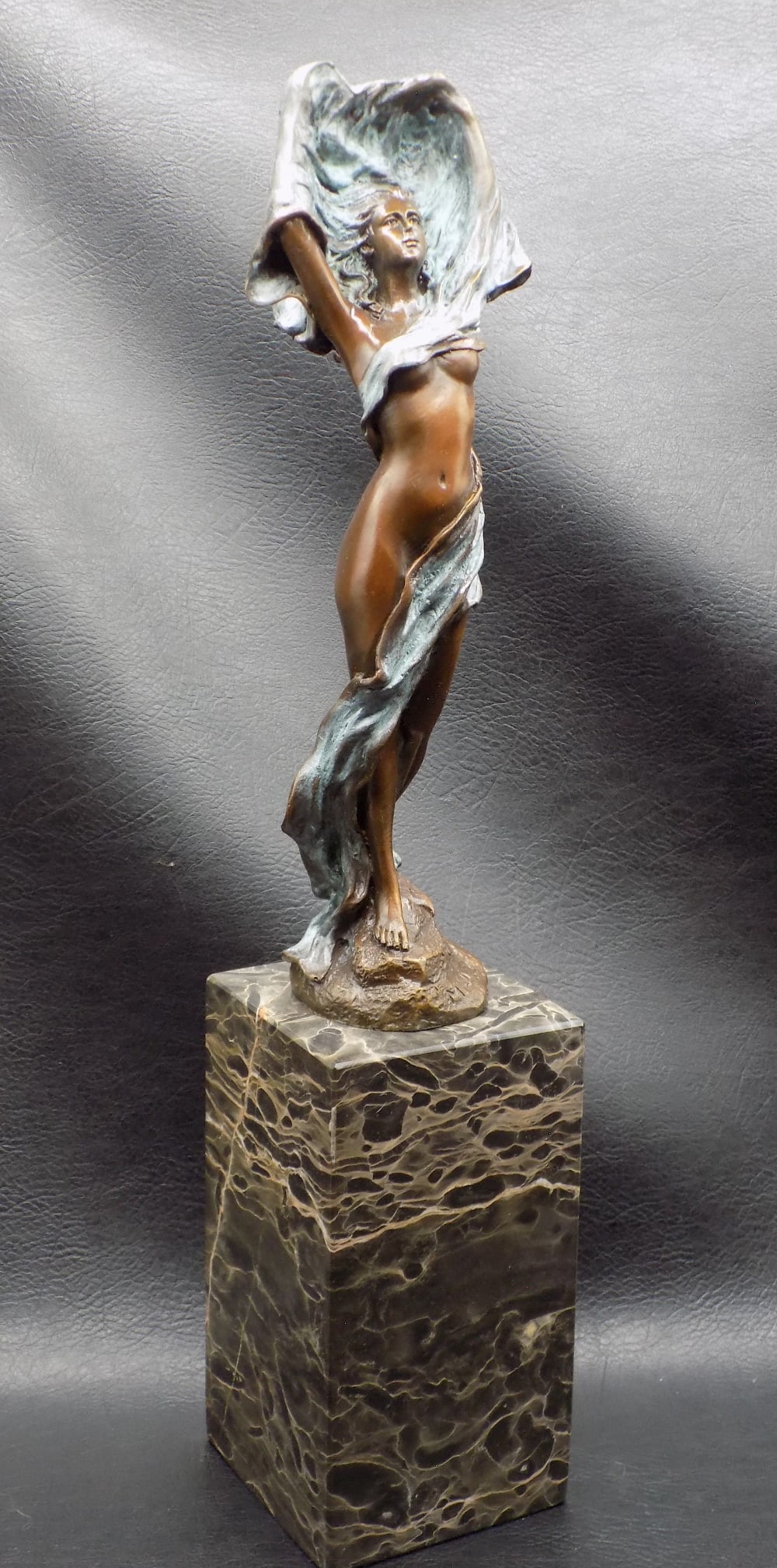 Elegant midcentury nude female bronze sculpture by Erte: Elegant midcentury nude female bronze sculpture by Erte. Marked Milo as shown in photo. In very good original as found condition. Great quality and detail. 13 7/8 inches tall. For in house