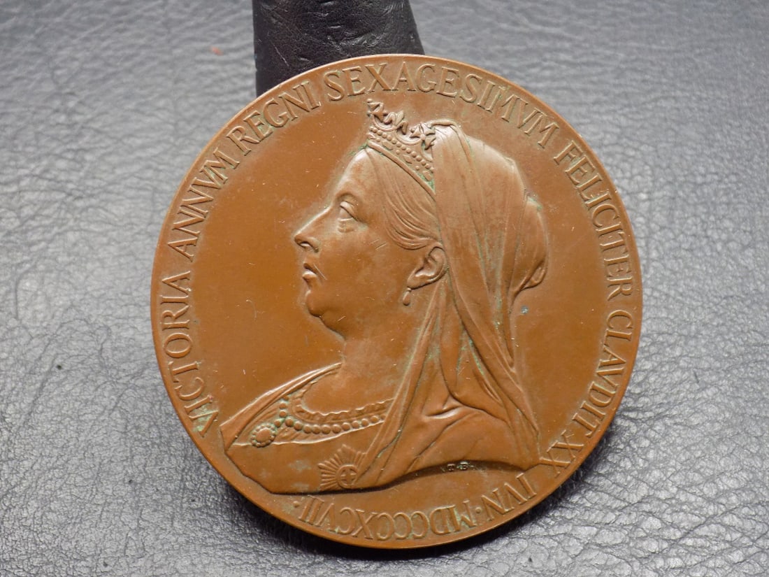 1837 - 1897 Queen Victoria Diamond Jubilee bronze medal (1 of 5)
