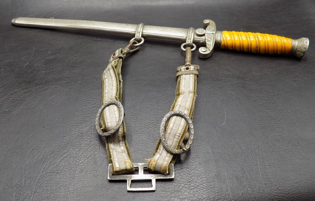 WWII German Heer officers dagger and hangers (1 of 12)