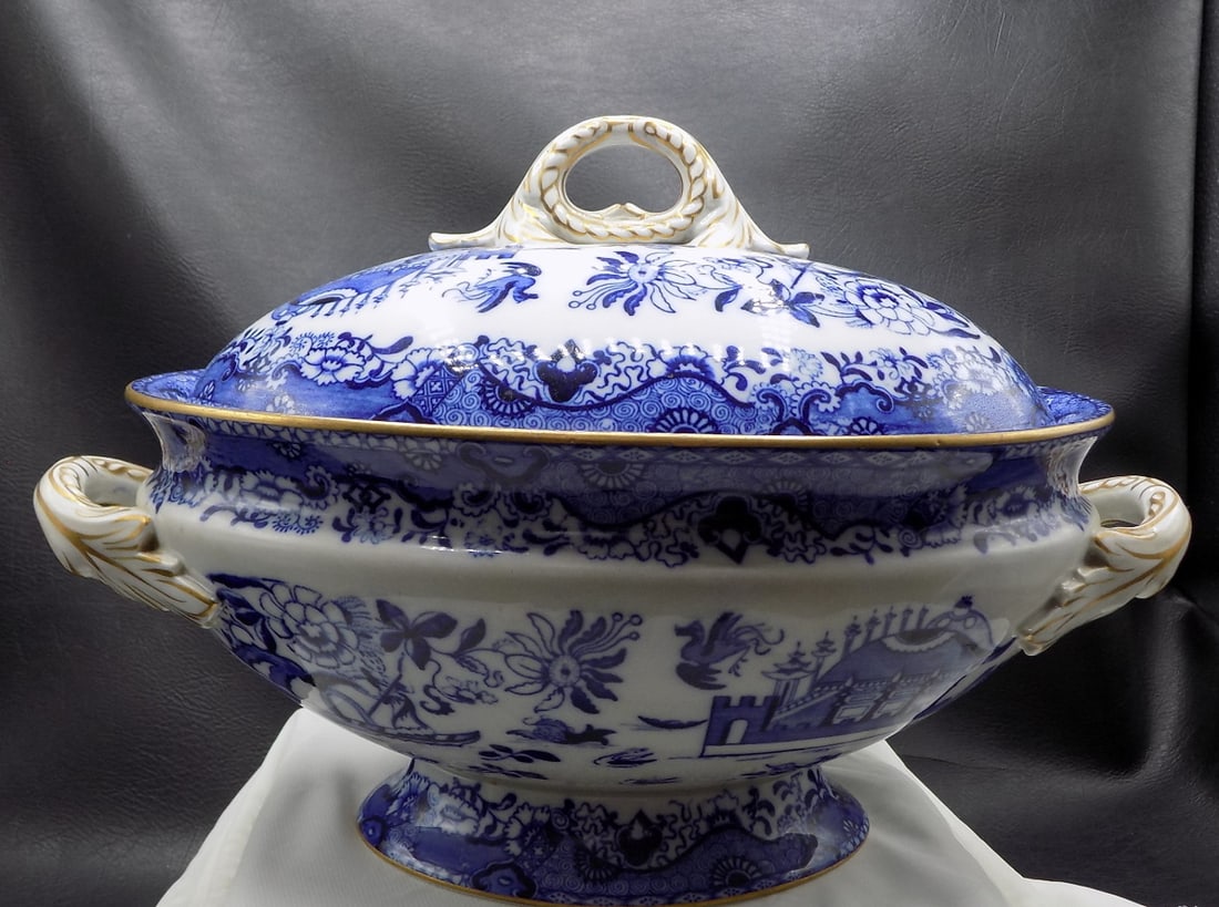 Lovely antique Royal Worster Oriental decorated tureen: Lovely antique Royal Worster Oriental decorated tureen. Marked on bottom as shown in photo. Beautiful colors. In very good original as found condition. Great quality and detail. 8 inches tall x 12 wid