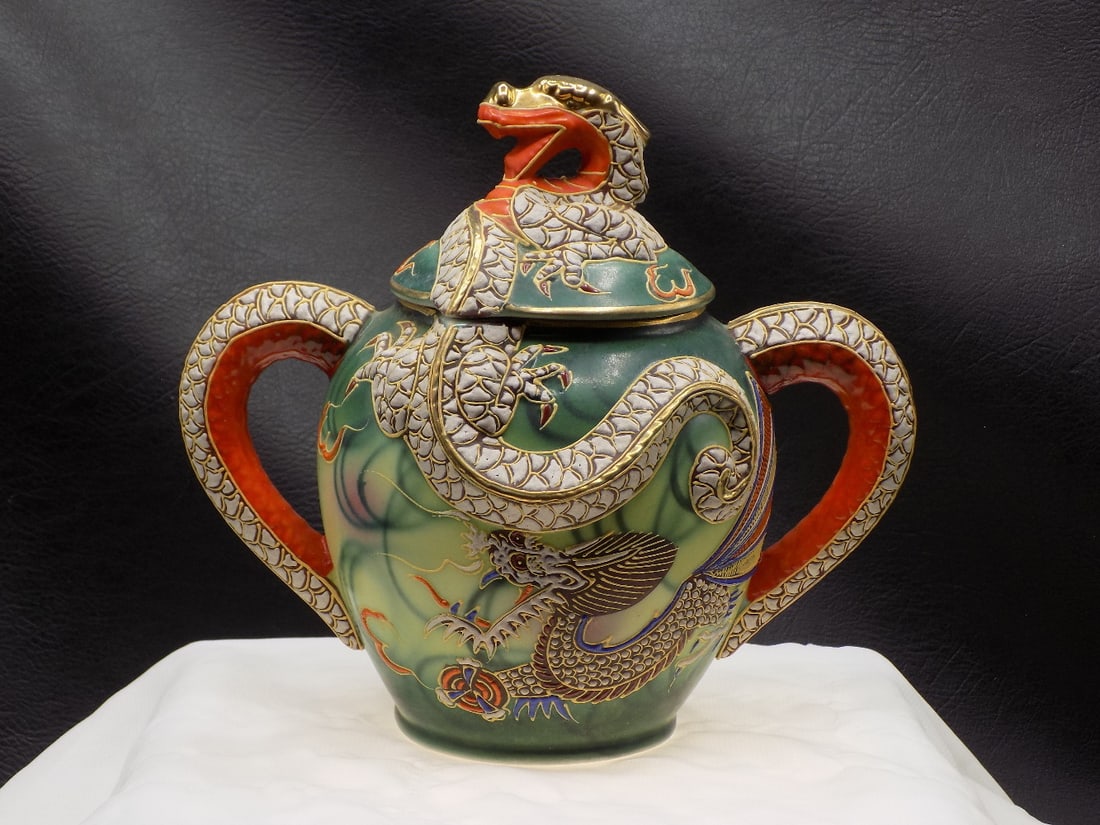 Fabulous vintage Moriage Japanese Dragon ware sugar bowl: Fabulous vintage Moriage Japanese Dragon ware sugar bowl. Marked on bottom as shown in photo. In very good original as found condition. Great quality and detail. 6 1/8 inches tall. For in house shippi