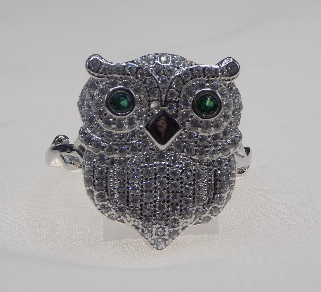Beautiful sapphires and emerald sterling silver owl ring: Beautiful sapphires and emerald sterling silver owl ring. Lab created emerald eyes. Size 7 ½. For in house shipping, please call Mike at Thriftiques 319-321-0613