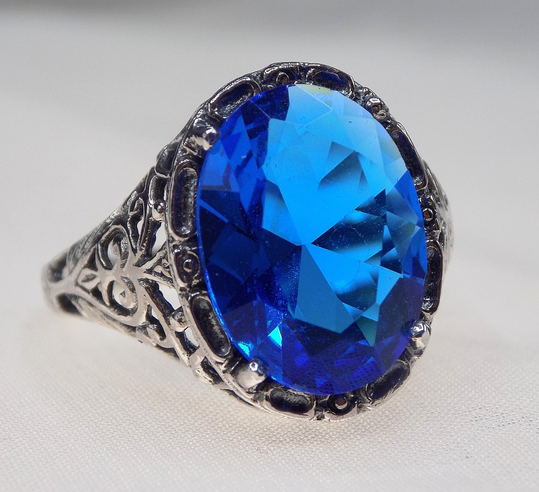 Beautiful 12 ct blue topaz sterling silver ring. (1 of 4)