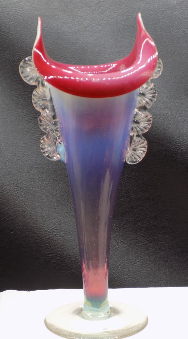 Lovely antique cased cranberry and opalescent cased glass Jack in the Pulpit art glass vase: Lovely antique cased cranberry and opalescent cased glass Jack in the Pulpit art glass vase. Beautiful colors. In very good original as found condition. Great quality and detail. 10 inches tall x