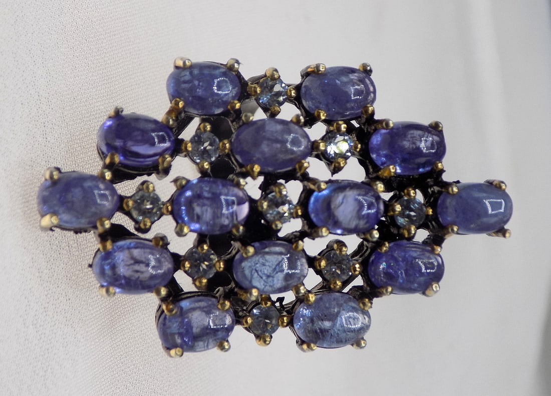 Beautiful 27 cwt tanzanite sterling silver ring: Beautiful 27 cwt tanzanite sterling silver ring. Size 6 ½. For in house shipping, please call Mike at Thriftiques 319-321-0613