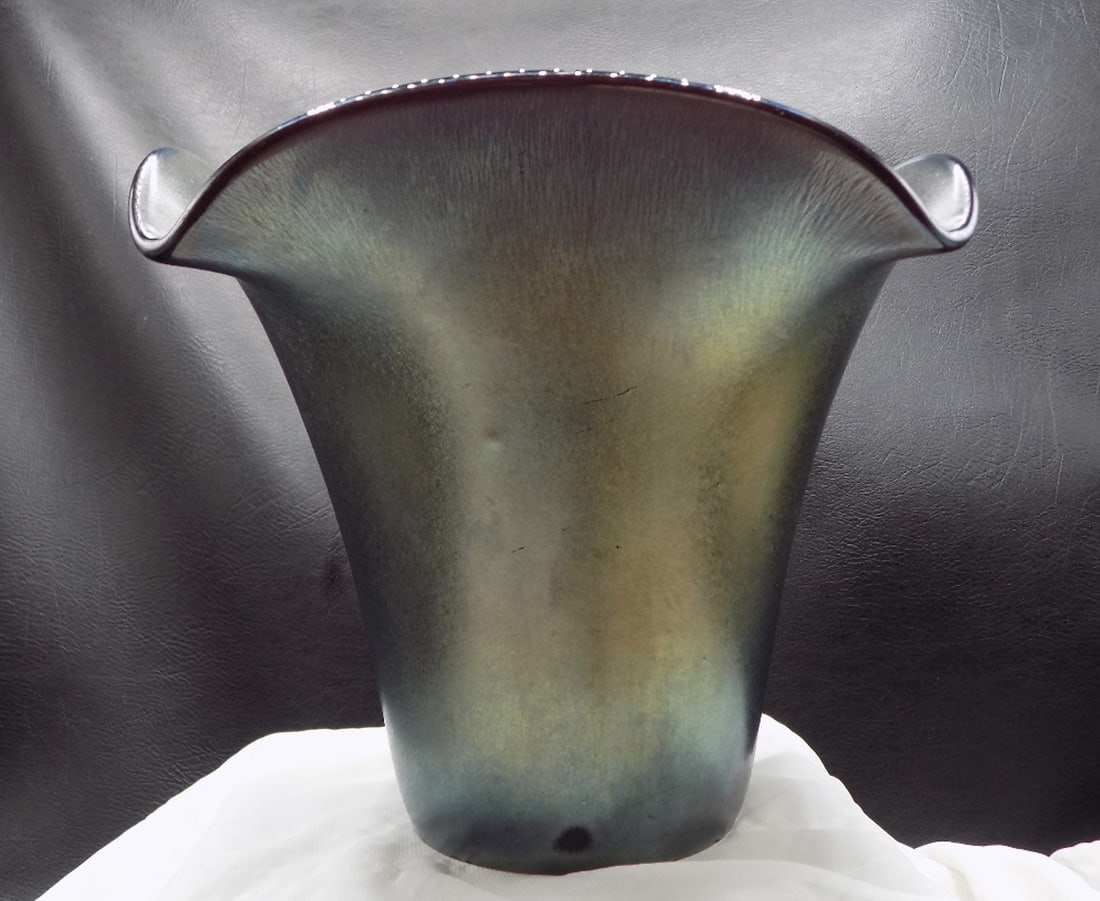 Large Imperial Freehand art glass vase: Large Imperial Freehand art glass vase. Marked on bottom as shown in photos. Beautiful colors and iridescence. In very good original as found condition. Great quality and detail. 7 3/8 inches tall x 9