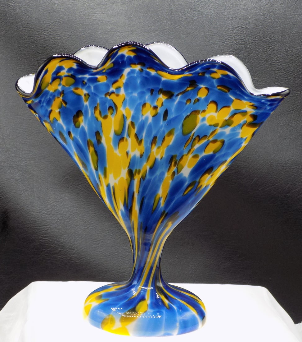 Beautiful vintage Franz Welz Czech art glass fan vase: Beautiful vintage Franz Welz Czech art glass fan vase. Beautiful colors. In very good original as found condition. Great quality and detail. 7 7/8 inches tall x 7 5/8 inches wide. White lines or dots